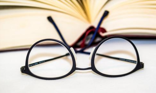 Mechanical contact lens blinking control zoom